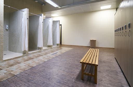 Además, la zona destinada para los casilleros y duchas deben permanecer cerradas. Entre las medidas de prevención que deben tomar son: el equipamiento debe ser desinfectando luego de casa uso. Se recomienda que los clientes lleven guantes.