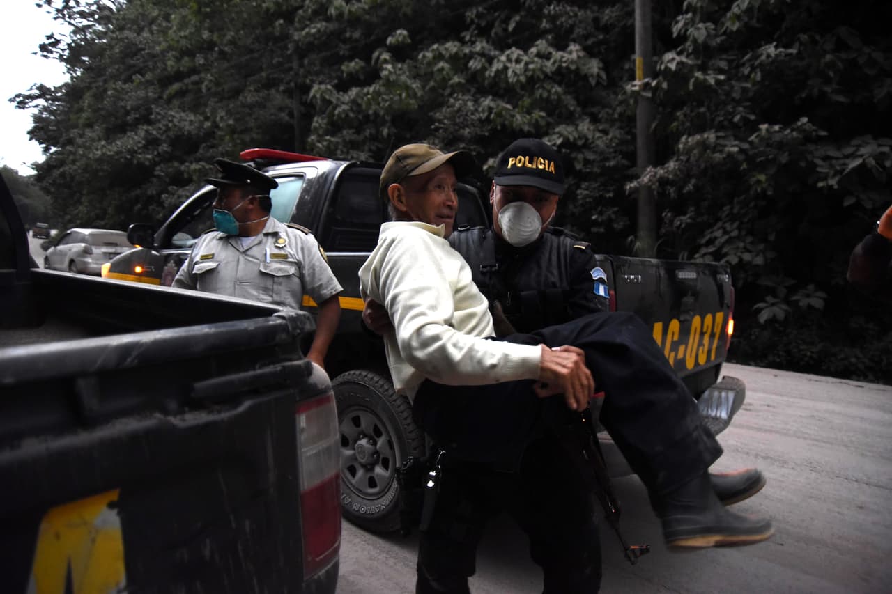 Efectivos de la Policía Nacional de Guatemala también ayudaron a las evacuaciones de personas en la zona efectada por el volcán de Fuego.