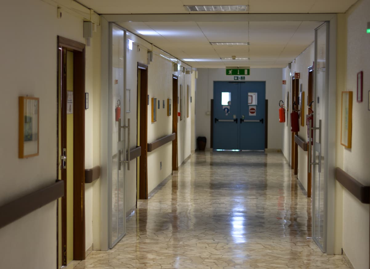 Anestesista viola a una paciente durante una cesárea, lo graban y surgen más denuncias 
