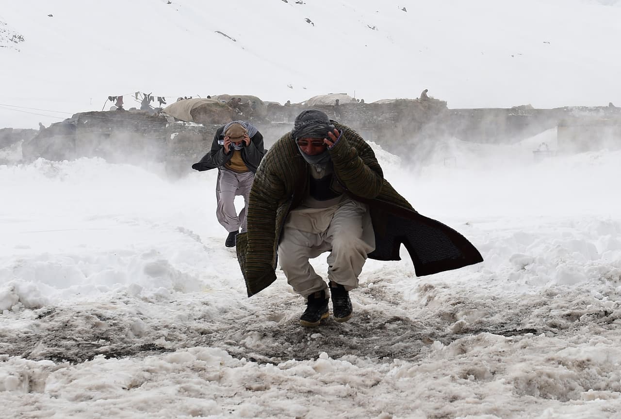Sobrevivientes de una avalancha corren a buscar suministros de socorro distribuidos por un helicóptero del ejército en Paryan, al norte de Kabul, enero de 2015. Marai trabajó en la cobertura del conflicto de su país natal para la agencia France Presse durante 22 años.