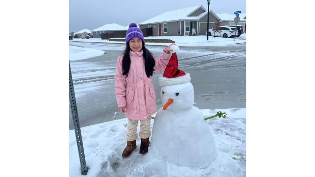 Arcenia Antunez nos compartió esta fotografía con un tradicional mono de nieve, que tiene brazos de apio y nariz de zanahoria.