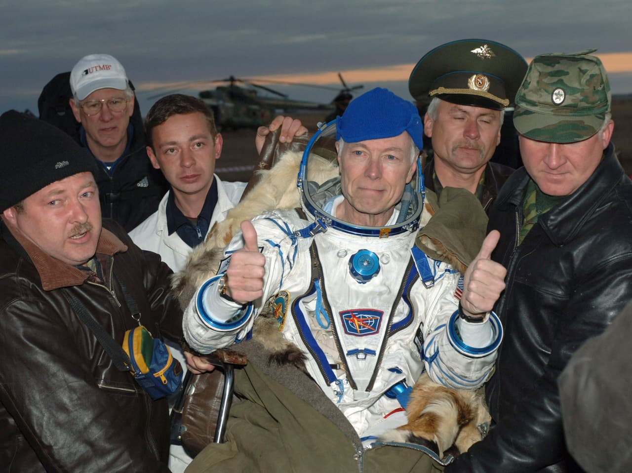 <b>Greg Olsen, 2005</b>. Este ingeniero y empresario estadounidense viajó al espacio a los 60 años de edad y el paseo le costó 20 millones de dólares. “En junio de 2003 vi un artículo sobre la empresa Space Adventures y dije: vaya, esto es para mí”, 
<a href="https://www.forbes.com/sites/jimclash/2017/02/23/how-greg-olsen-got-a-bargain-when-he-spent-20-million-of-his-own-money-to-fly-in-space/?sh=3f45efc5d125"><u>declaró el empresario a Forbes en 2017</u></a>. La empresa Space Adventures 
<a href="https://spaceadventures.com/"><u>coordina el entrenamiento de los turistas espaciales</u></a> y su participación en los viajes de los cohetes rusos a la Estación Espacial Internacional.