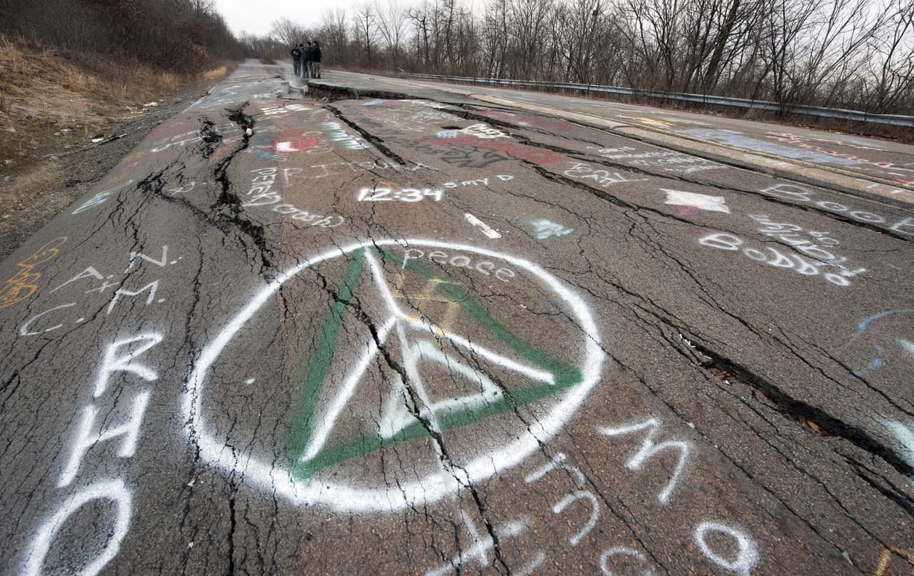 <b><a href="https://www.univision.com/local/philadelphia-wuvp/manzanos-y-mariposas-para-centralia-ciudad-carbonifera-abandonada-de-pensilvania">Centralia:</a></b> Es el hogar de un incendio en una mina que ha estado ardiendo desde 1962. Lo que alguna vez fue una ciudad de carbón regular ahora está poblada por menos de siete habitantes, todos los cuales se negaron a evacuar; las casas y edificios restantes están abandonados como el humo visto surgir constantemente de las carreteras astilladas de Centralia.
