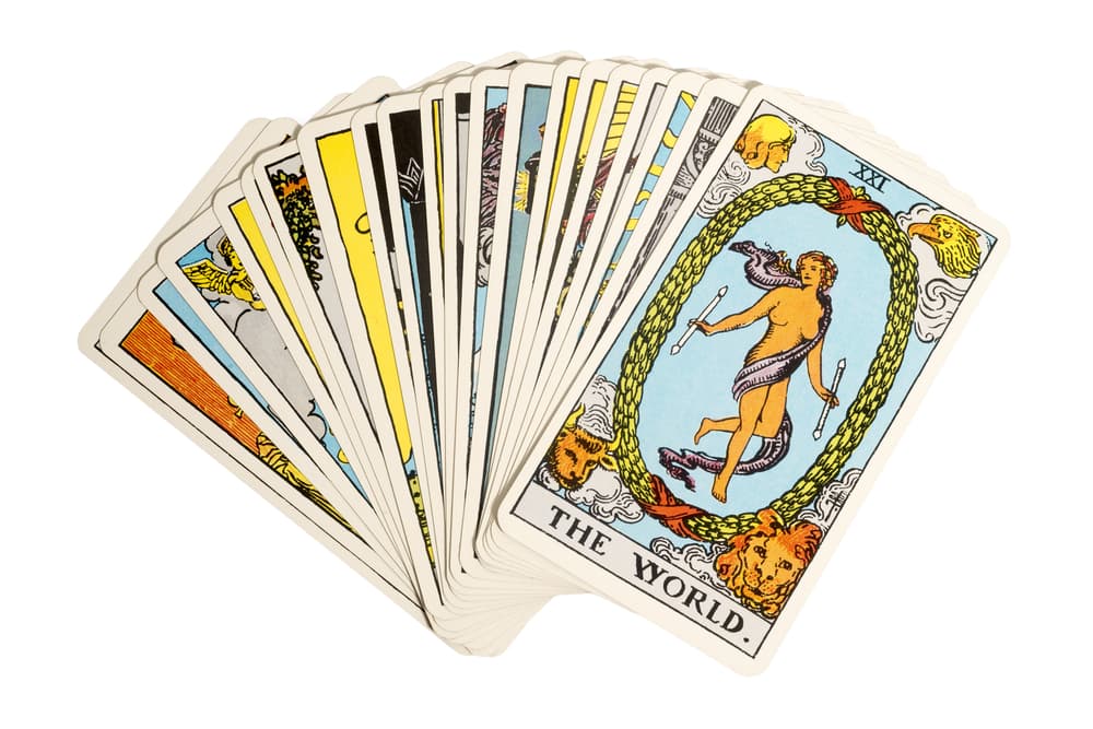 Se utiliza este tipo de tirada cuando la persona que quiere que lean las cartas tiene una pregunta o preocupación en específico. O sea, que quiere una respuesta concreta y particular para algo que le inquieta.