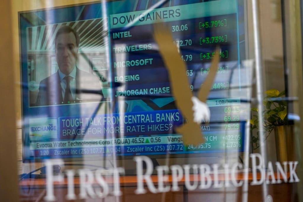 Grupo de poderosos bancos estadounidenses anuncian un plan de rescate del First Republic Bank ante temores de un nuevo colapso