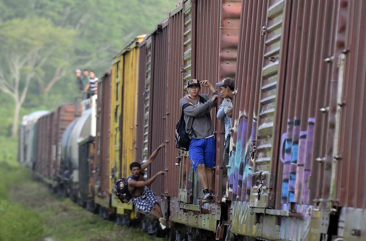 Una bebé de cinco meses se cae y muere cuando sus padres migrantes trataban de subir a un tren en movimiento en México
