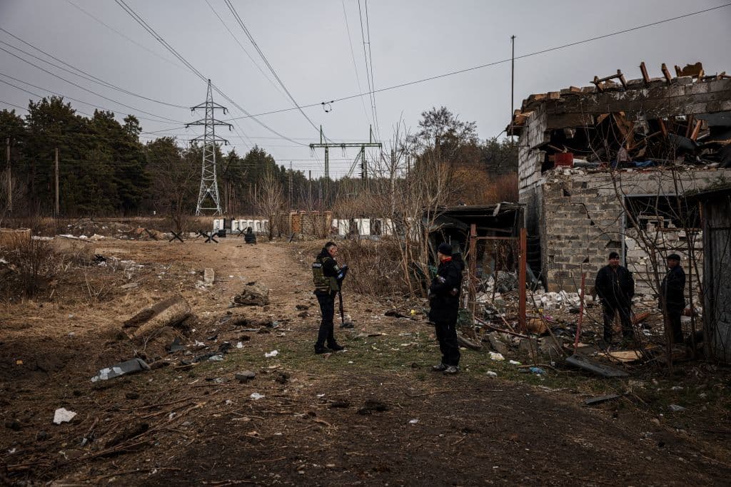 Las tropas rusas han demorado y no han podido hasta ahora llegar hasta la capital ucraniana, Kiev. Pero este sábado se acercaron y atacaron la localidad cercana de Irpin, donde las fuerzas locales se enfrentaban calle por calle con las rusas, de acuerdo con un reporte del diario 
<i>The New York Times.</i>