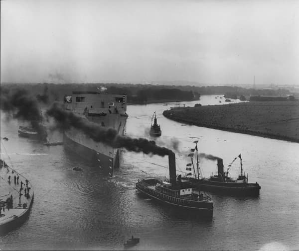 La construcción del RMS 
<a href="https://www.queenmary.com/" target="_blank">Queen Mary</a> fue ordenada por la empresa británica Cunard Line—rival de la compañía White Star que fabricó el Titanic—y se anunció en 1930.