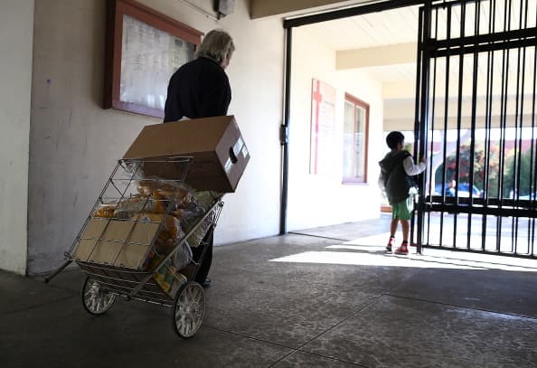 Actualmente, el programa beneficia únicamente a los ciudadanos y residentes legales sin importar la edad. Con lo cual las familias inmigrantes con niños ciudadanos y padres indocumentados, califican para recibir la ayuda.
