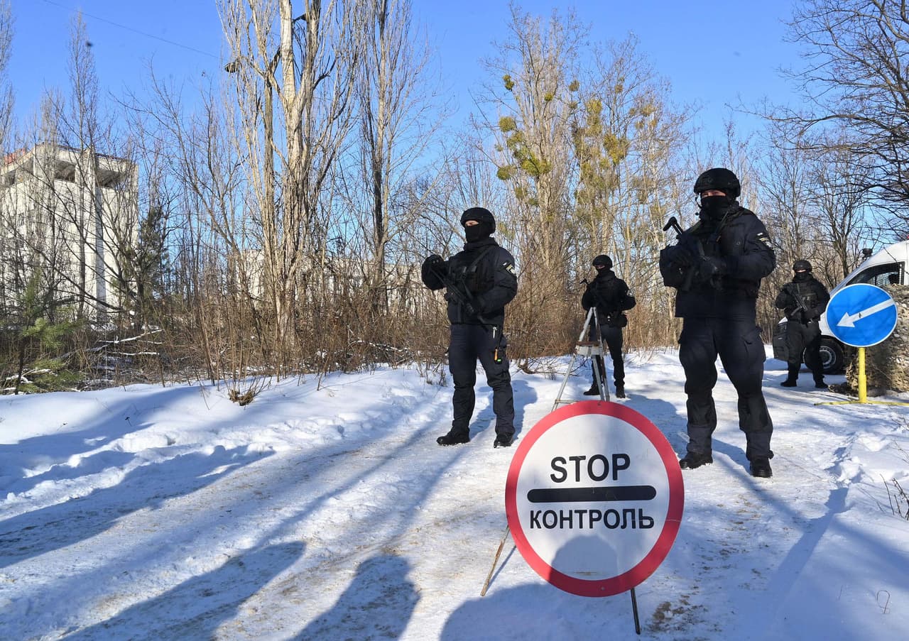 Horas después del comienzo de la invasión, Mijailo Podoliak, jefe de la oficina del presidente de Ucrania, anunció que las fuerzas de Rusia se habían apoderado de la central nuclear de Chernóbil tras una “feroz” batalla.
<br>
<br>Días atrás se había mostrado imágenes de militares ucranianos durante un ejercicio en la ciudad fantasma de Pripyat, muy cerca de la planta nuclear de Chernobyl, el 4 de febrero de 2022. 
<br>
<br>