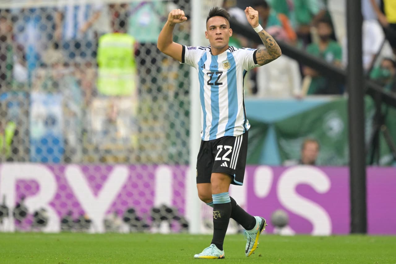 <h3 class="cms-H3-H3">8. Argentina</h3>
<br>
<br>⚽ 
<b>Valor de la plantilla: </b>$770 millones.
<br>
<br>⚽ 
<b>Jugador más caro: </b>Lautaro Martínez.
<br>
<br>⚽ 
<b>Costo de transferencia de su jugador más caro: </b>$102 millones.
<br>