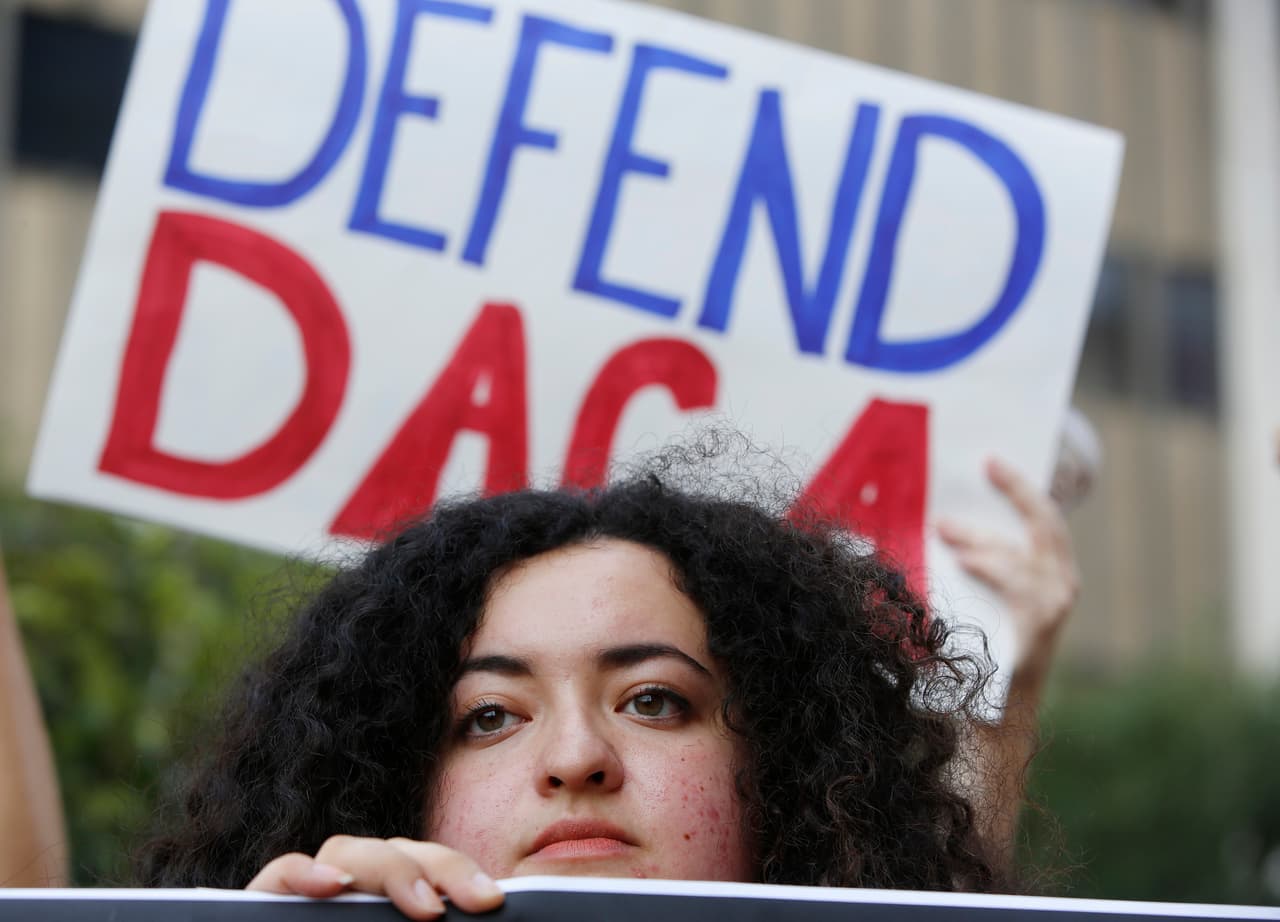 Cumplida la última renovación de DACA, qué pasará ahora con los dreamers a medida que se vayan venciendo los permisos de trabajo