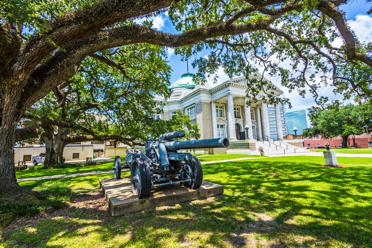 <h3 class="cms-H3-H3">16. Lake Charles, Louisiana</h3>
<br>
<br>Durante 2020, esta área metropolitana reportó 1,663 delitos violentos o 789 por cada 100,000 ciudadanos, lo que representa casi el doble de la tasa del país. Según el reporte, 
<b>las tasas de estos incidentes suelen ser más altas en sitios con limitadas oportunidades económicas</b>, por lo que el 20.4% de la población de Lake Charles viviendo bajo el umbral de la 
<a href="https://www.univision.com/temas/pobreza">pobreza</a> y con un desempleo del 8.9%, propician este contexto de inseguridad.
