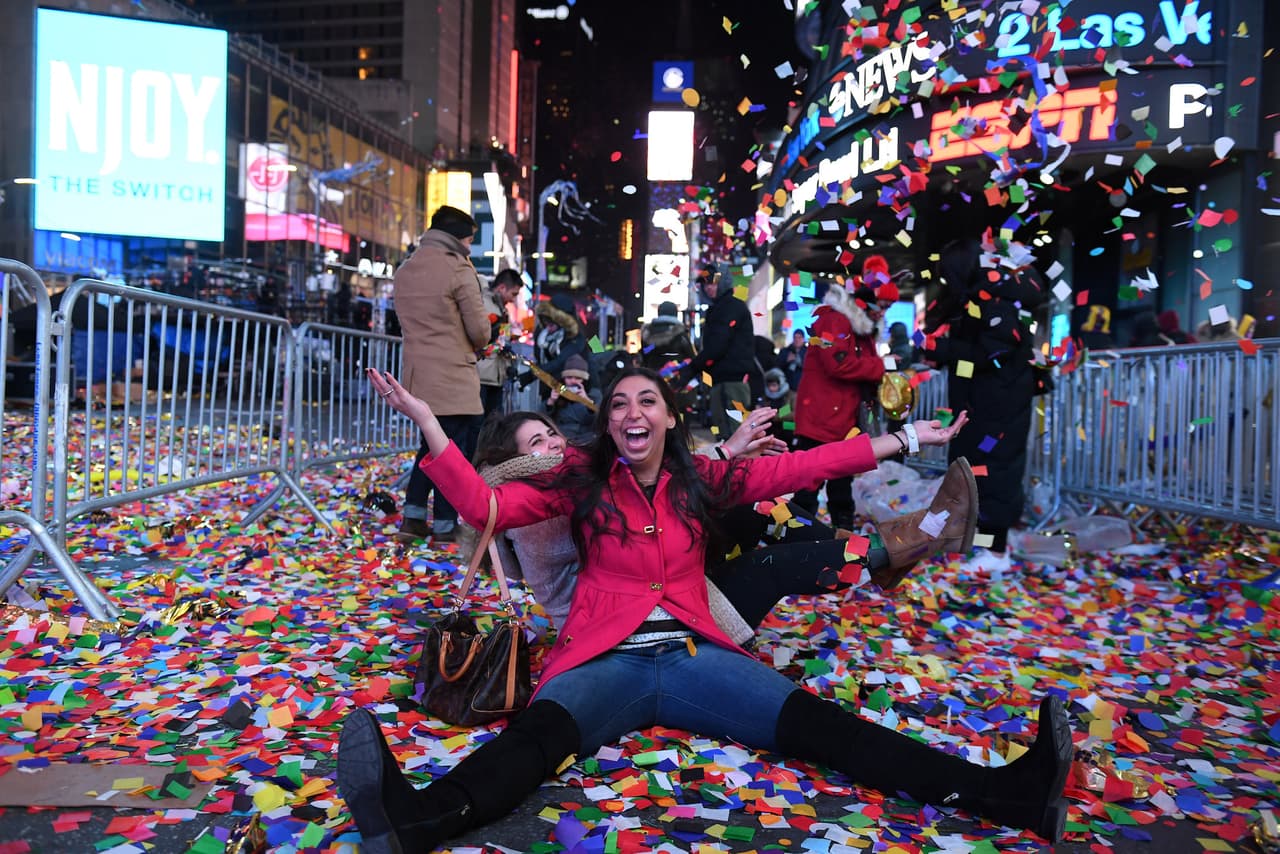<b>En video: <b>Es realmente Nueva York el mejor destino para recibir el 2022?</b></b>
<br>
<br>Cada fin de año miles de turistas visitan Nueva York para despedir el ciclo que termina y darle la bienvenida al año que comienza. Este no es la excepción. Pero, con los niveles de pandemia marcando cifras récord, ¿debería celebrarse este Año Nuevo por todo lo grande en NYC?