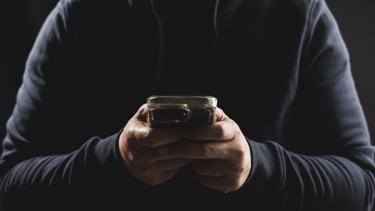 <h3 class="cms-H3-H3">Una investigación con obstáculos </h3>
<br>Cuando los detectives comenzaron a investigar, 
<b>entrevistaron a Banta y confiscaron su celular.</b> Pero ahí surgió otro giro: 
<b>el hombre, experto en tecnología</b>, habría usado sus conocimientos en informática para conectarse de forma remota a su dispositivo mientras estaba bajo custodia de las autoridades y 
<b>realizar un “reseteo”</b>. Ese acto, según el informe oficial, 
<b>borró evidencia clave del caso.</b> La supuesta manipulación de datos le sumó un segundo cargo: 
<b>alteración de evidencia física. </b>