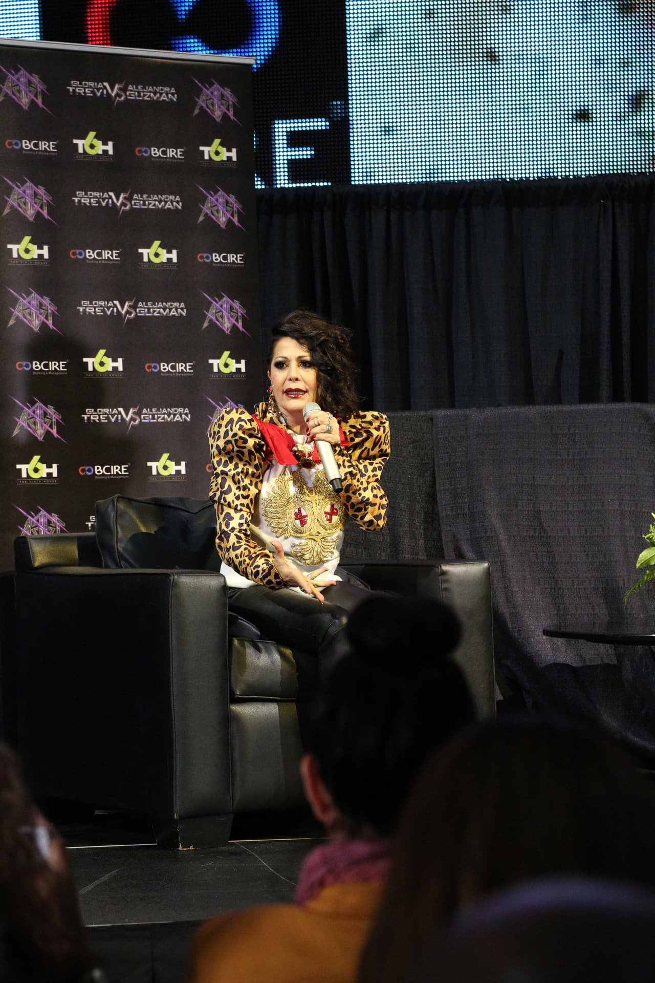 Alejandra Guzmán y Gloria Trevi respondieron a las preguntas de los medios que se dieron cita en la ciudad angelina para platicar acerca de su gira 'Versus'.