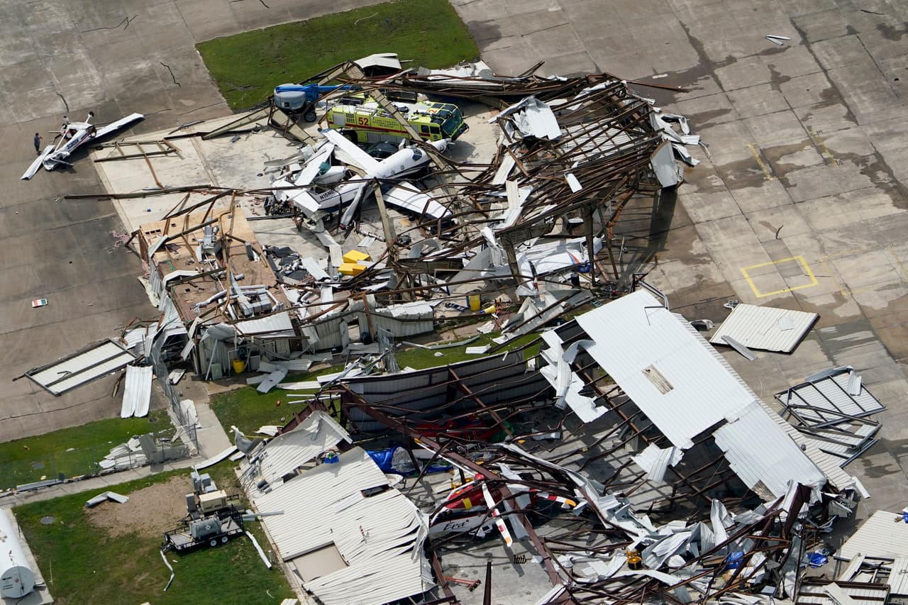 El hangar de un avión es destruido el jueves 27 de agosto de 2020, después de que el huracán Laura atravesó el área cerca de Lake Charles, Louisiana.