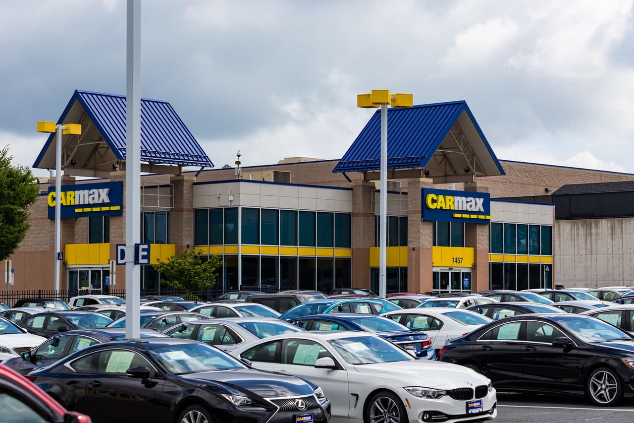 <b>Autos y camiones usados: +31.4%</b>
<br>
<br>La crisis mundial de semiconductores está causando caos en varias industrias, pero la automotriz ha sido la más afectada. Los autos fabricados hoy pueden necesitar más de mil chips, y solo en Estados Unidos el suministro limitado de estas piezas ha demorado la producción de 
<a href="https://www.visualcapitalist.com/u-s-inflation-which-categories-have-been-hit-the-hardest/"><u>casi un millón de vehículos</u></a>. 
<br>
<br>Esta escasez de chips está teniendo un efecto dominó que está afectando el mercado de vehículos usados y de autos de alquiler.