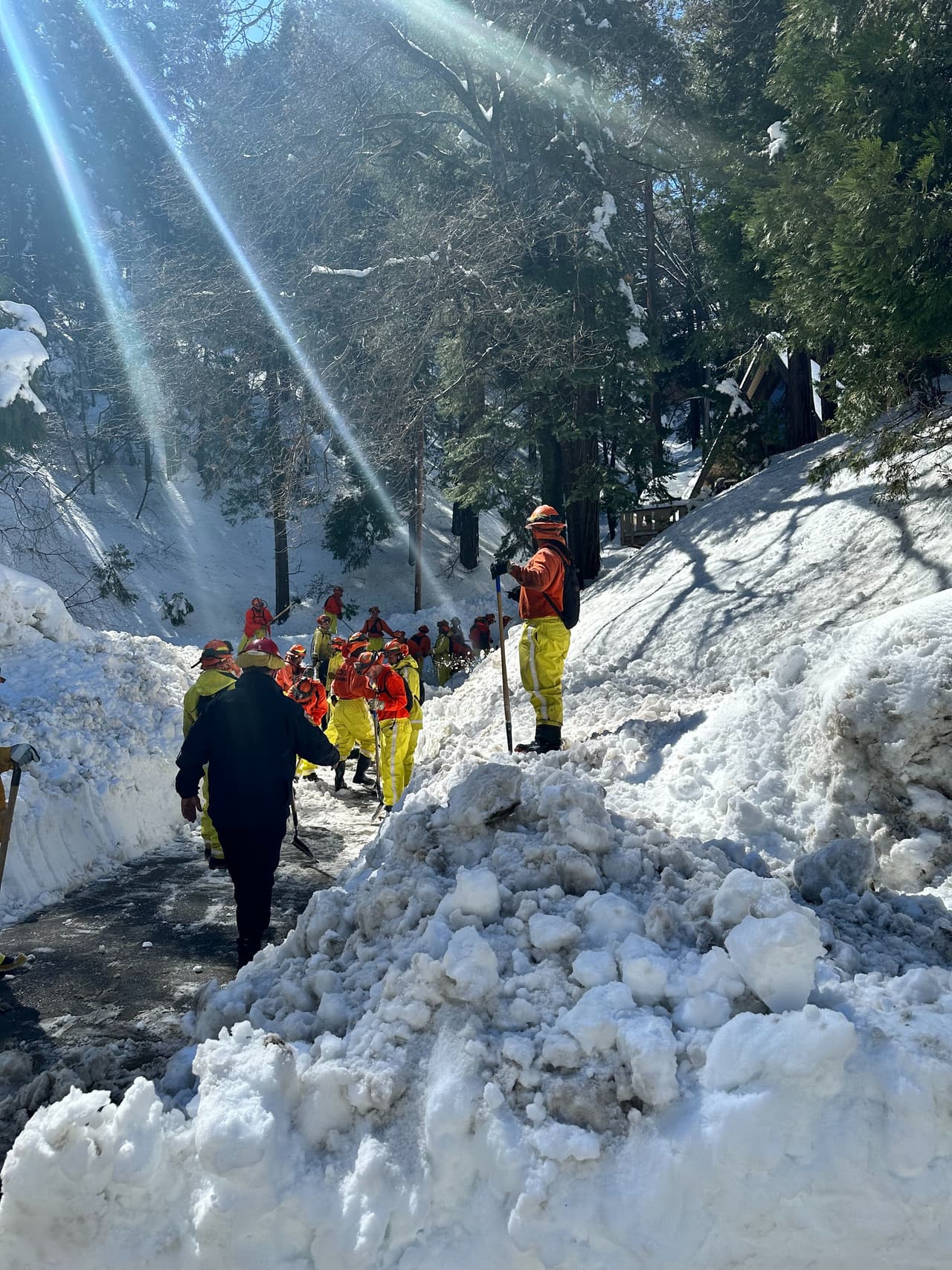 SR-2 abrió desde Big Pines hasta SR-138 la noche del domingo 5 de marzo para todos. No se requieren cadenas, pero debe llevarlas consigo como medida de precaución. Los equipos pudieron despejar este camino más rápidamente debido a los diferentes niveles de nieve.
<br>