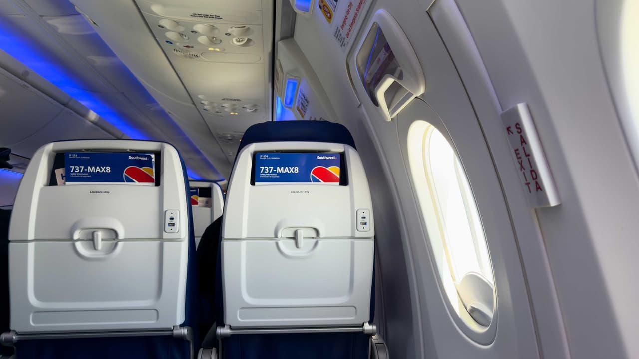<h3 class="cms-H3-H3">¿Qué cambiará para los viajeros?</h3>
<br>Durante décadas, Southwest fue
<b> la única gran aerolínea de Estados Unidos que no asignaba asientos</b>. Quien llegaba primero al abordaje, escogía primero.
<b> Esa práctica se acabará en enero de 2026.</b>
