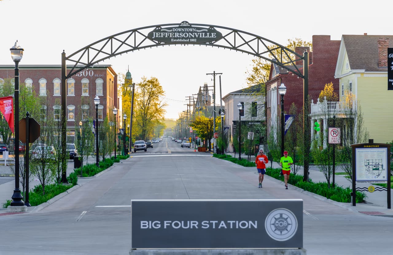<b>Indiana: Jeffersonville. – Obtuvo 64.91 de 100 puntos dentro de las mejores ciudades de clase media para vivir</b>. Es una de las ciudades más seguras del estado y cuenta con parques y zonas naturales para ejercitarse y pasar momentos de recreación en familia.