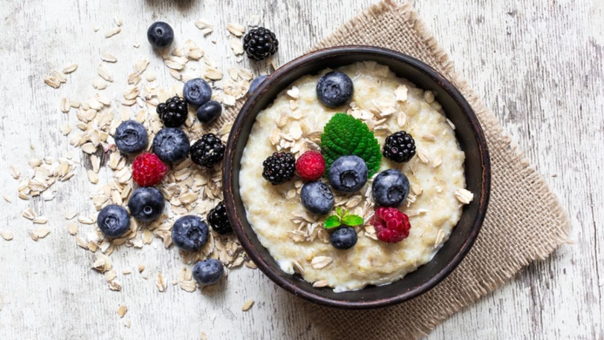 La avena ayuda a disminuir los niveles de colesterol, estabiliza el azúcar en la sangre y facilita la digestión. Si además la 
<a href="https://www.univision.com/noticias/recetas-reto-28/avena-con-frutas-silvestres-y-granola-reto-28">combinas con frutas silvestres</a>, que tiene un alto contenido de antioxidantes naturales, tendrás un desayuno muy nutritivo.