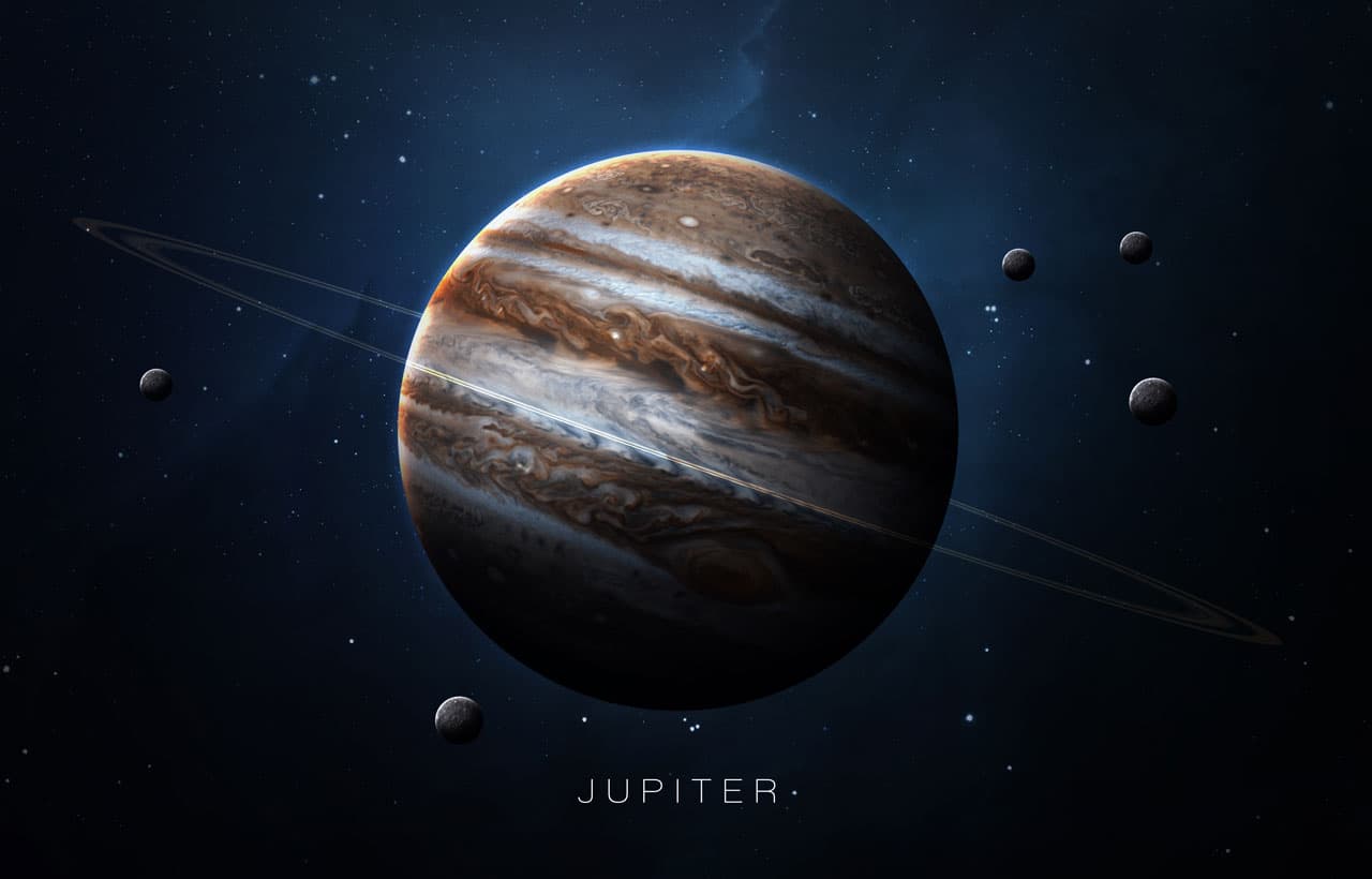 <b>JÚPITER</b>
<br>Regente de Sagitario, considerado el "planeta de la suerte", está a unos 778 millones de kilómetros del Sol. Contiene más masa que el resto de los planetas juntos y es 318 veces más pesado que la Tierra, siendo su tamaño once veces mayor.