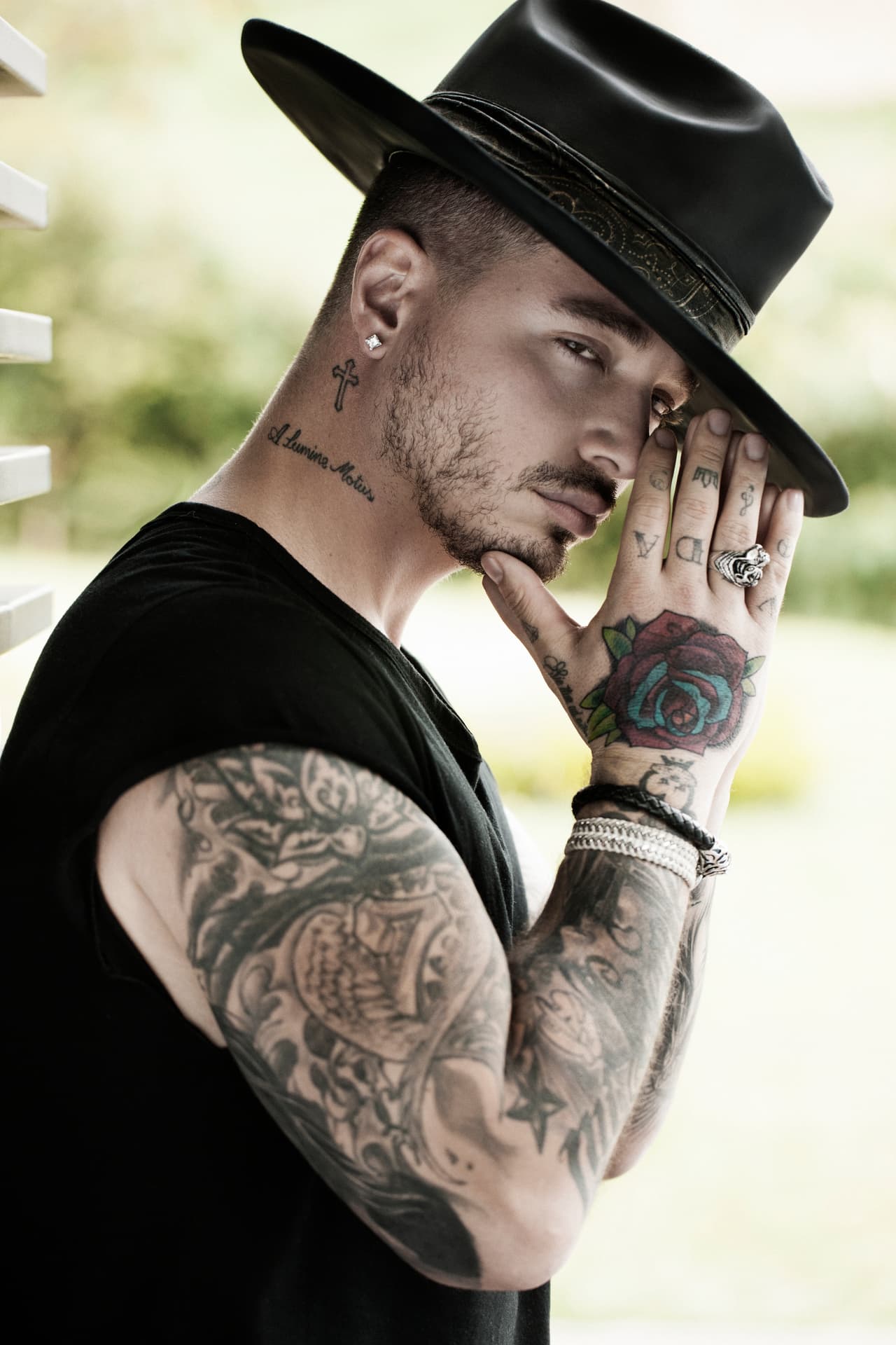 <span class="cms-h3-H3"><b>J Balvin</b></span>.
<b><h3 class="cms-h3-H3"> Nominaciones: 6</h3> ¿A qué está nominado?:</b> Artista Premio Lo Nuestro Del Año, Video Del Año por el tema "Safari", Artista Masculino Del Año, Canción Del Año Urbano por el tema "Bobo", Álbum Del Año Urbano por "Energía" y Artista Del Año Urbano.