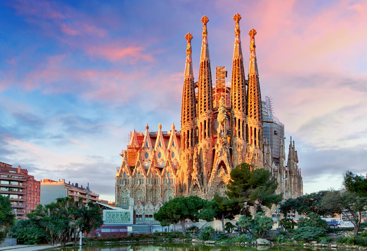 <h3 class="cms-H3-H3">7. Barcelona, España</h3>
<br>
<br>Unas 49 imágenes por kilómetro cuadrado de Barcelona con respecto al ciclismo se pueden encontrar en 
<a href="https://www.univision.com/temas/redes-sociales">Instagram</a>, 
<b>debido a la oferta dinámica que ofrece esta ciudad bañada por el Mediterráneo y resguardada por zona montañosa</b>, así como a los circuitos constantes que se pueden encontrar en sus calles bien adaptadas para los amantes de las bicicletas. Como muestra de esta diversidad paisajista, la ruta de Ciutat Vella -con sus 6 millas- que comienza en el Hotel W en el paseo marítimo, para después pasar a través del llamativo Parc de la Ciutadella, el icónico Arco de Triunfo, antes de regresar a la playa de La Barceloneta. 
<br>