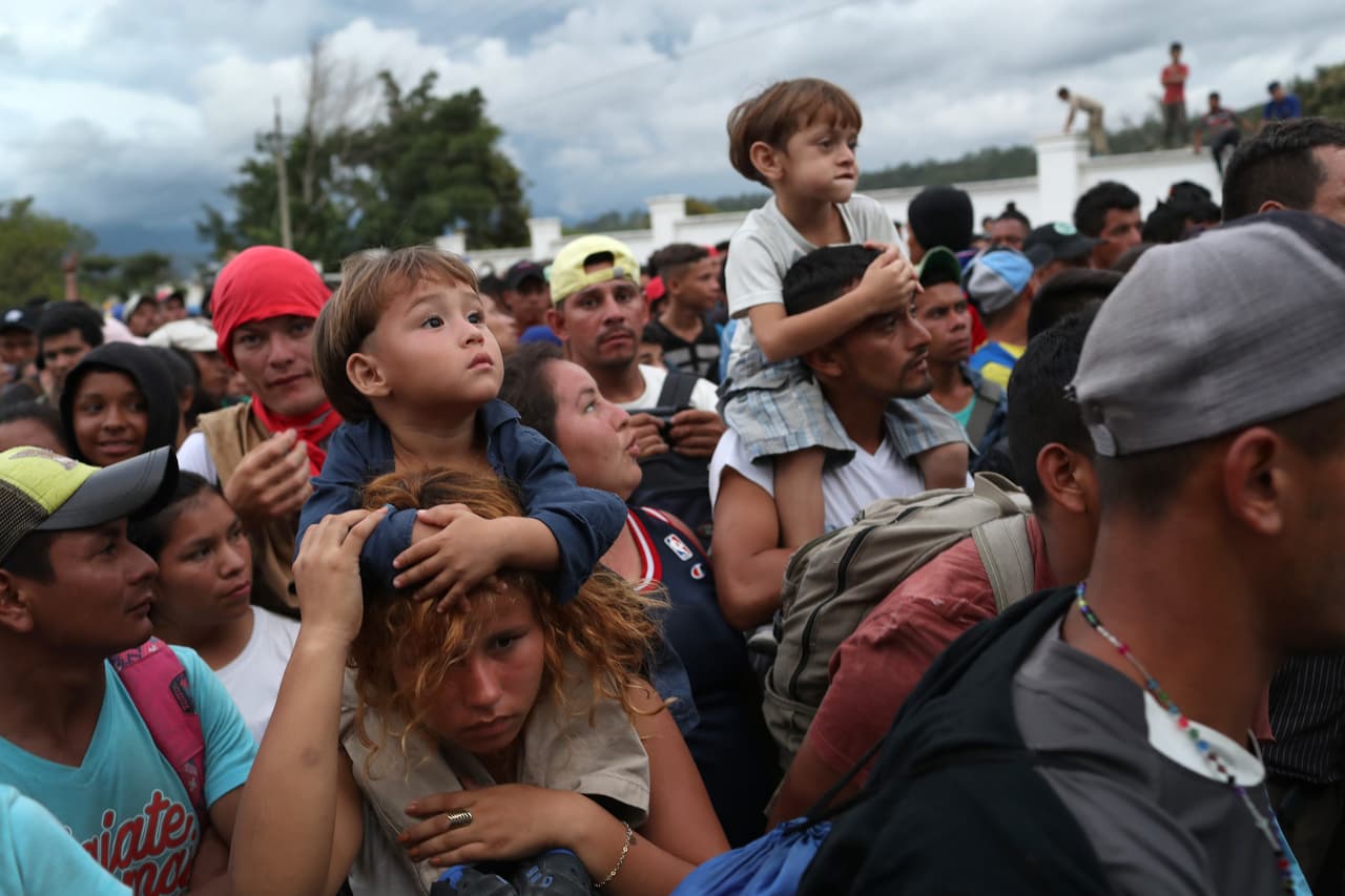 "Si no pueden venir a Estados Unidos legalmente, no deberían venir en absoluto", dijo Mike Pence sobre la caravana a los líderes centroamericanos.