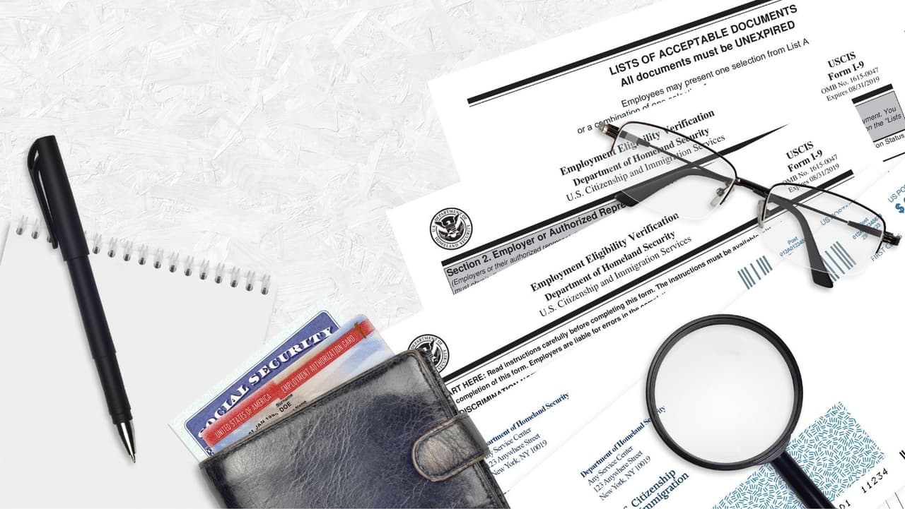 Si presenta la solicitud por correo, envíe el formulario firmado y el pago (giro postal, cheque personal o cheque de caja a nombre del Departamento de Seguridad Nacional de EE. UU., o un formulario de autorización de tarjeta de crédito). Vuelva a verificar la dirección a la que debe enviarlo, que varía según el lugar donde se encuentre: envíelo al lugar equivocado y su caso puede retrasarse. Algunos otros 
<a href="https://www.uscis.gov/forms/filing-guidance/form-filing-tips" target="_blank">consejos de USCIS</a>: 
<b>Escriba con tinta negra</b>; si comete un error,
<b> comience de nuevo con un nuevo formulario</b>; y 
<b>no olvide firmar</b>, o USCIS rechazará su solicitud.
