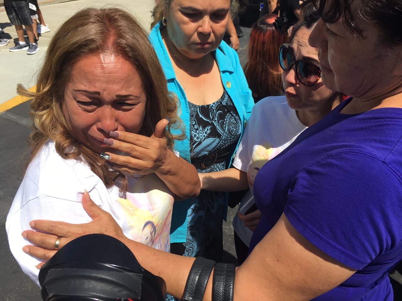 Los presentes en el funeral lloraron la muerte de este menor, lamentando que no se hizo nada para sacarlo de su casa a pesar de existir 
<b><a href="https://www.univision.com/los-angeles/kmex/noticias/abuso-infantil/azotes-contra-el-piso-y-salsa-picante-en-su-cara-los-5-dias-de-tortura-que-llevaron-a-la-muerte-de-anthony">múltiples denuncias de abuso infantil</a></b> al interior de esa vivienda.