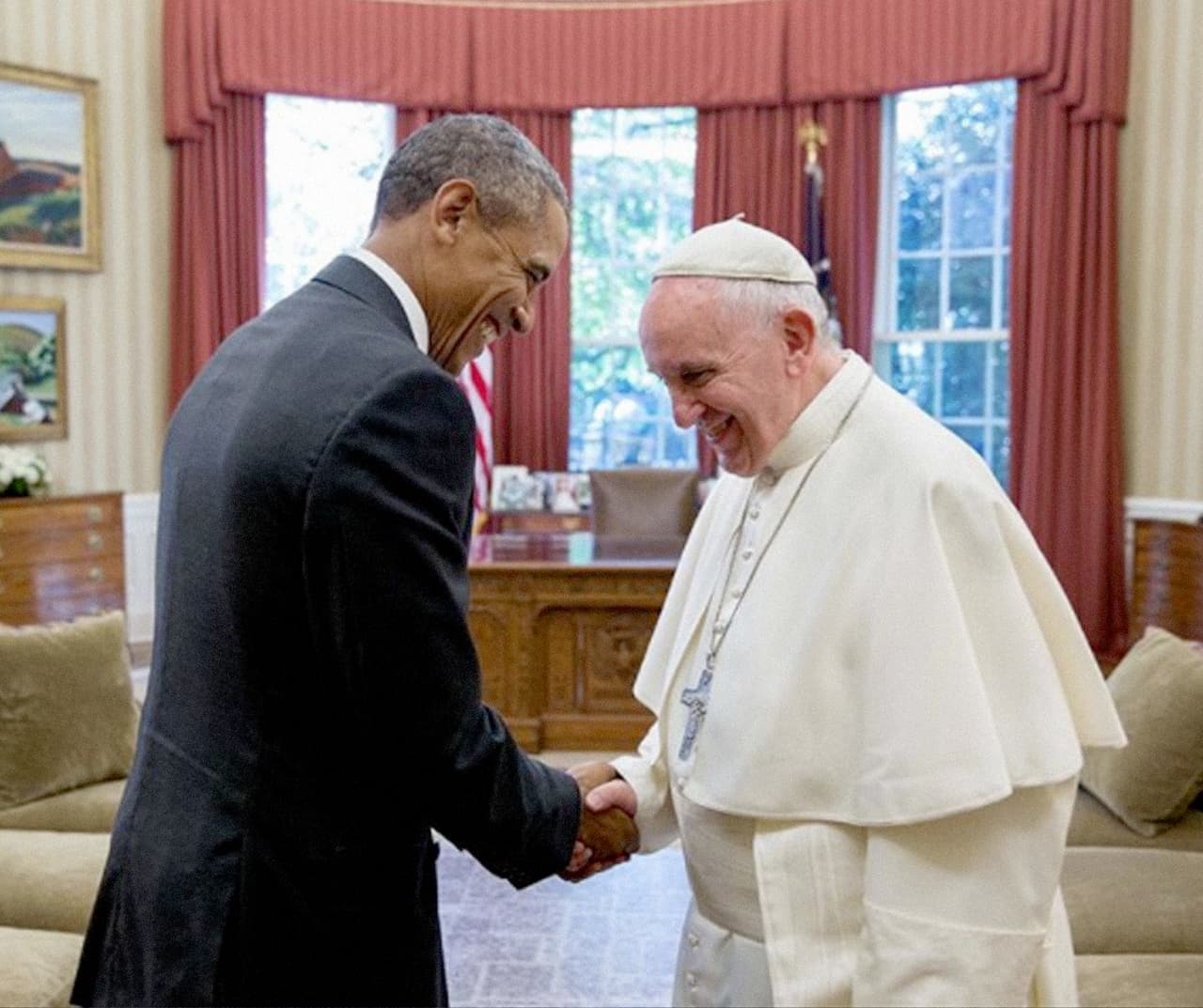 <b>“Admiración Mutua, 2016”.</b> Con esta corta frase el Fotógrafo Pete Souza acompaña la fotografía que publicó en su cuenta de Instagram, 
<b><a href="http://www.univision.com/noticias/politica/las-fotos-de-la-familia-trump-con-el-papa-francisco-en-el-vaticano-fotos">el mismo día del encuentro del Sumo Pontífice con el presidente Donald Trump</a>. </b>
<br>