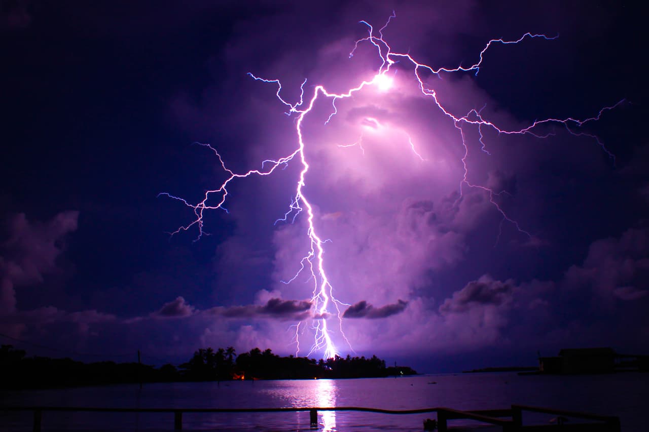 <b>Noviembre. Relámpagos del Catatumbo, Venezuela</b>.
<br>
<br>Dicen que los rayos nunca caen dos veces en el mismo lugar, pero en el lago de Maracaibo, al noroeste de Venezuela, si sucede. Esta gran ensenada del mar Caribe, junto al río Catatumbo, tiene el récord de la mayor cantidad de relámpagos por milla cuadrada, unos 250 por año en promedio.
<br>
<br>Compañías de turismo locales 
<a href="http://angel-ecotours.com/"><u>ofrecen viajes por el lago</u></a> para apreciar este raro fenómeno.
<br>