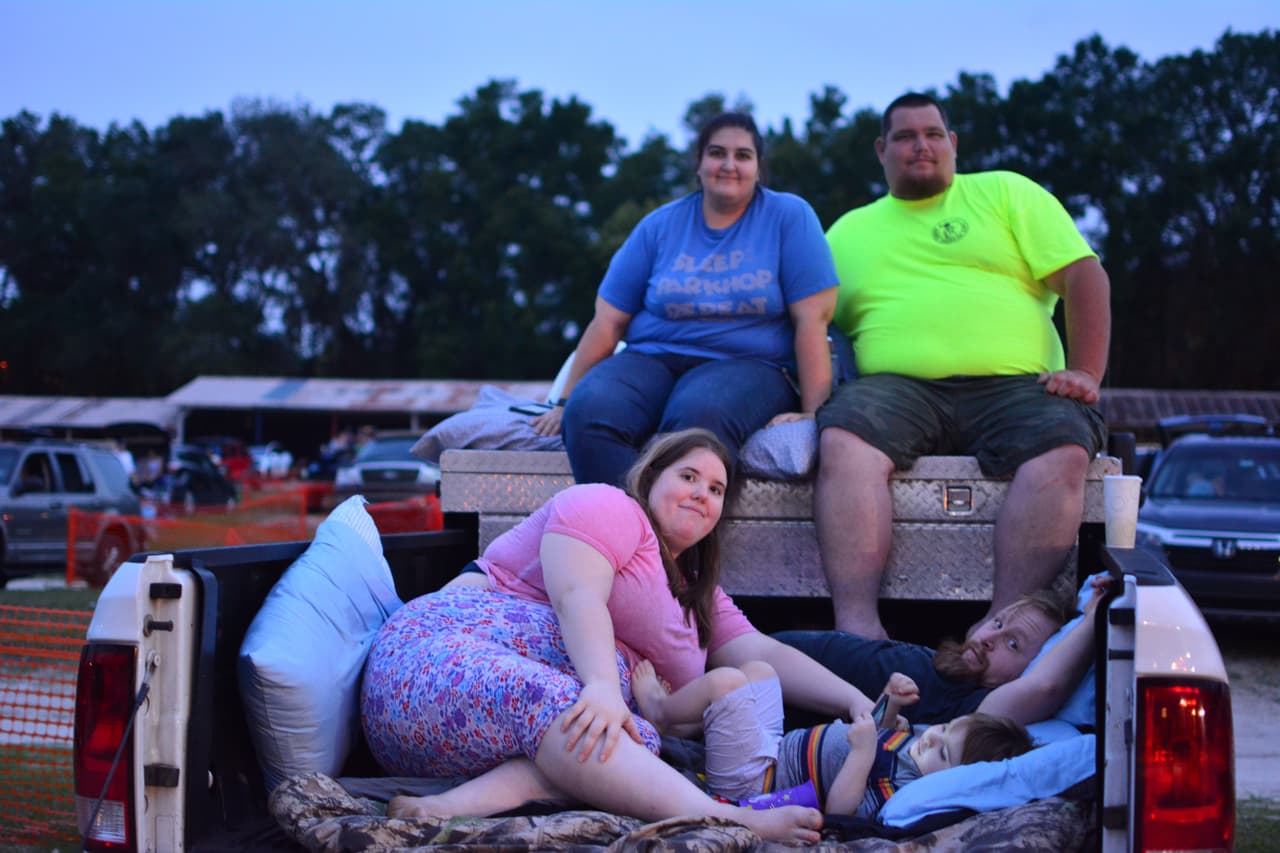 Con amigos.
<br>