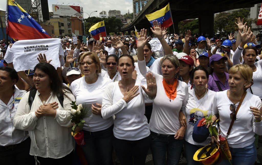 "La dictadura transita sus días finales y Maduro lo sabe, por eso estos niveles inéditos de represión. Es importante (...) ponerlo en evidencia. Por eso, hoy avanzamos sólo las mujeres", dijo a la AFP la exparlamentaria María Corina Machado, en el centro de la imagen.