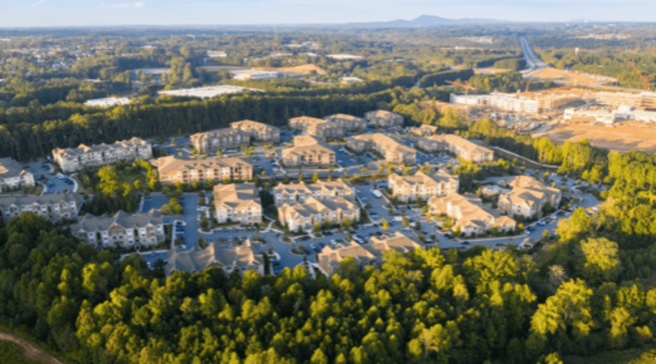 <h3 class="cms-H3-H3">9. Alpharetta, Georgia</h3>
<br>
<br>👉
<b> Población de origen extranjero (2020): </b>29.1% (+5.8% desde 2016)
<br>
<br>👉 
<b>Mayor grupo de inmigrantes: </b>hindúes.
<br>
<br>👉 
<b>Otros grupos de inmigrantes: </b>chinos, mexicanos, coreanos.
<br>
<br>👉 
<b>Población total: </b>66,566 habitantes.
<br>