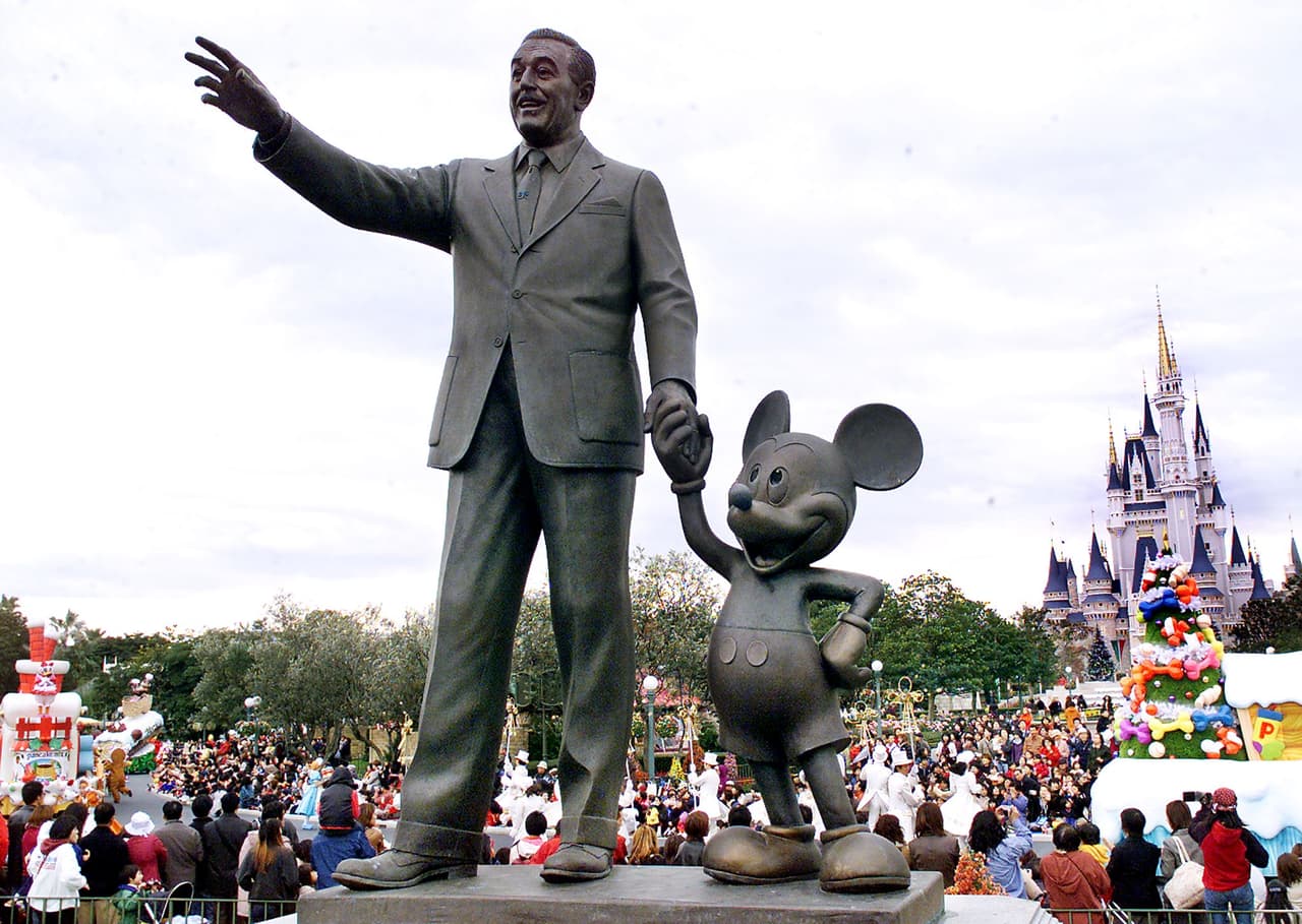 <h3 class="cms-H3-H3">8. Disney</h3>
<br>
<br>Walt Disney inició a filmar cortometrajes animados junto con su hermano Roy en el garaje de su tío Robert en 1923. 
<br>
<br>Actualmente, 
<b>es la compañía de cine más grande del mundo</b>, además que opera servicios de 
<i>streaming</i>, canales de televisión, parques temáticos, compañías de cruceros y líneas de todo tipo de productos. De acuerdo con la revista 
<i>Forbes</i>, para 2015 tenía un valor de 500,000 millones de dólares. 
<br>