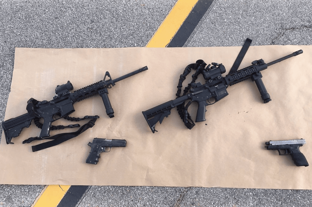 Las armas utilizadas por Farook y Malik en el tiroteo en San Bernardino. Márquez reconoció haber sido quien compró esos fusiles y se los entregó a Farook, aunque esto ocurrió tres años antes de la matanza.