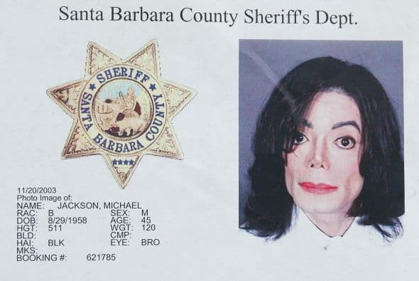 Michael Jackson fue acusado por un niño de 13 años en 1993 cuando se reveló que algunos menores dormían en su dormitorio. La investigación nunca se concretó, hasta el 2003, cuando se retomó el caso gracias al documental "Viviendo con Michael Jackson".