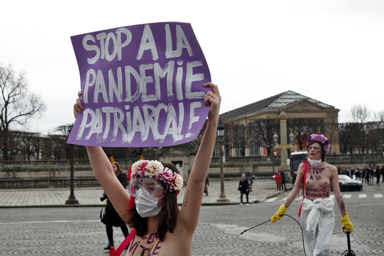 "
<i>Stop</i> a la pandemia patriarcal", se lee en el cartel que lleva una de las activistas de Femen, que se manifestaron este domingo en París, con una performance simbólica sobre la necesidad de detener el 'virus' del patriarcado.