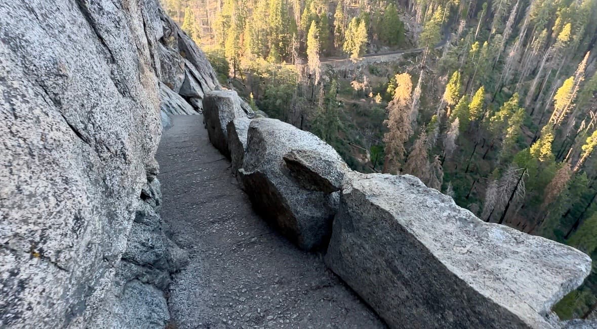 El viaje comienza en una escalera de hormigón, de 350 escalones, que te llevarán a una travesía de las colinas y el valle de San Joaquín hasta las profundidades del desierto.