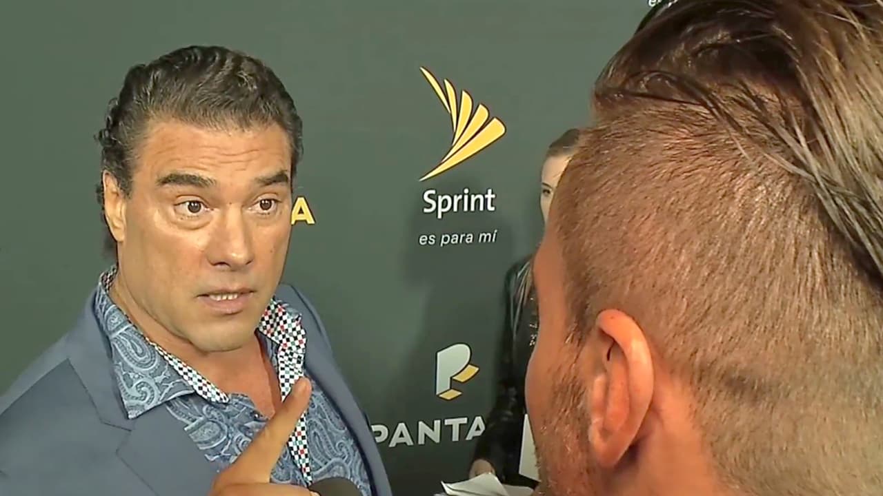 El actor mexicano Eduardo Yañez pierde los estribos y le da una violenta bofetada a un reportero