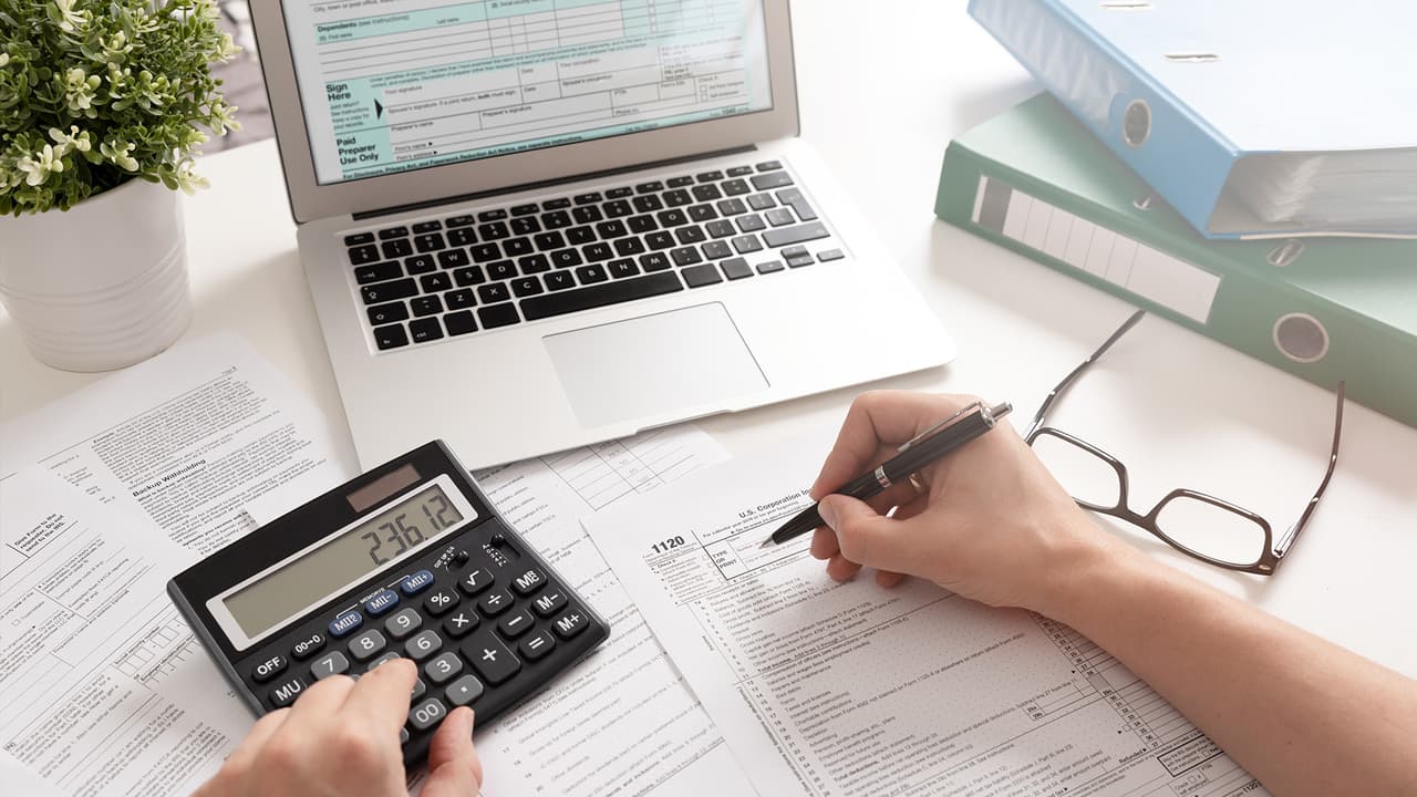 <b>Errores en el cálculo u omisiones</b>
<br>Reporta todos los ingresos sujetos a impuestos. No reportar con precisión los ingresos puede resultar en intereses acumulados y multas. Solicita la ayuda de un 
<a href="https://www.univision.com/local/arizona-ktvw/temporada-taxes-2024-como-elegir-preparador-impuestos">preparador</a> en caso de ser necesario.