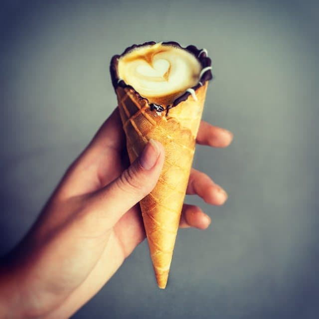 <b>Café en un cono</b>
<br>Esta es una de las tendencias más recientes y se la debemos a una cafetería en Sudáfrica. El café latte servido en un cono de helado es el sello de 
<b><a href="https://www.facebook.com/thegrindza/">The Grind Coffee Company </a></b>en Johannesburgo, una bebida que ha sido retratada unas 1,500 veces por usuarios de Instagram y que empieza a replicarse en cafeterías de Los Ángeles.