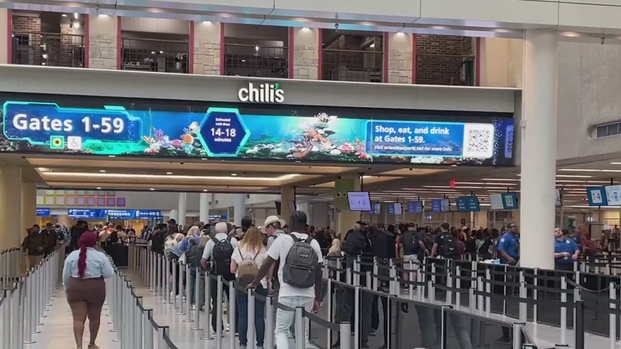 En el Aeropuerto Internacional de Orlando, cientos de pasajeros estaban varados por 
<b>más de 500 retrasos y más de 70 cancelaciones de vuelos</b>.