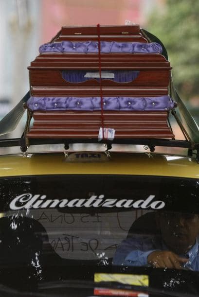 Detalle de un ataúd sobre un taxi durante la protesta en Colombia.