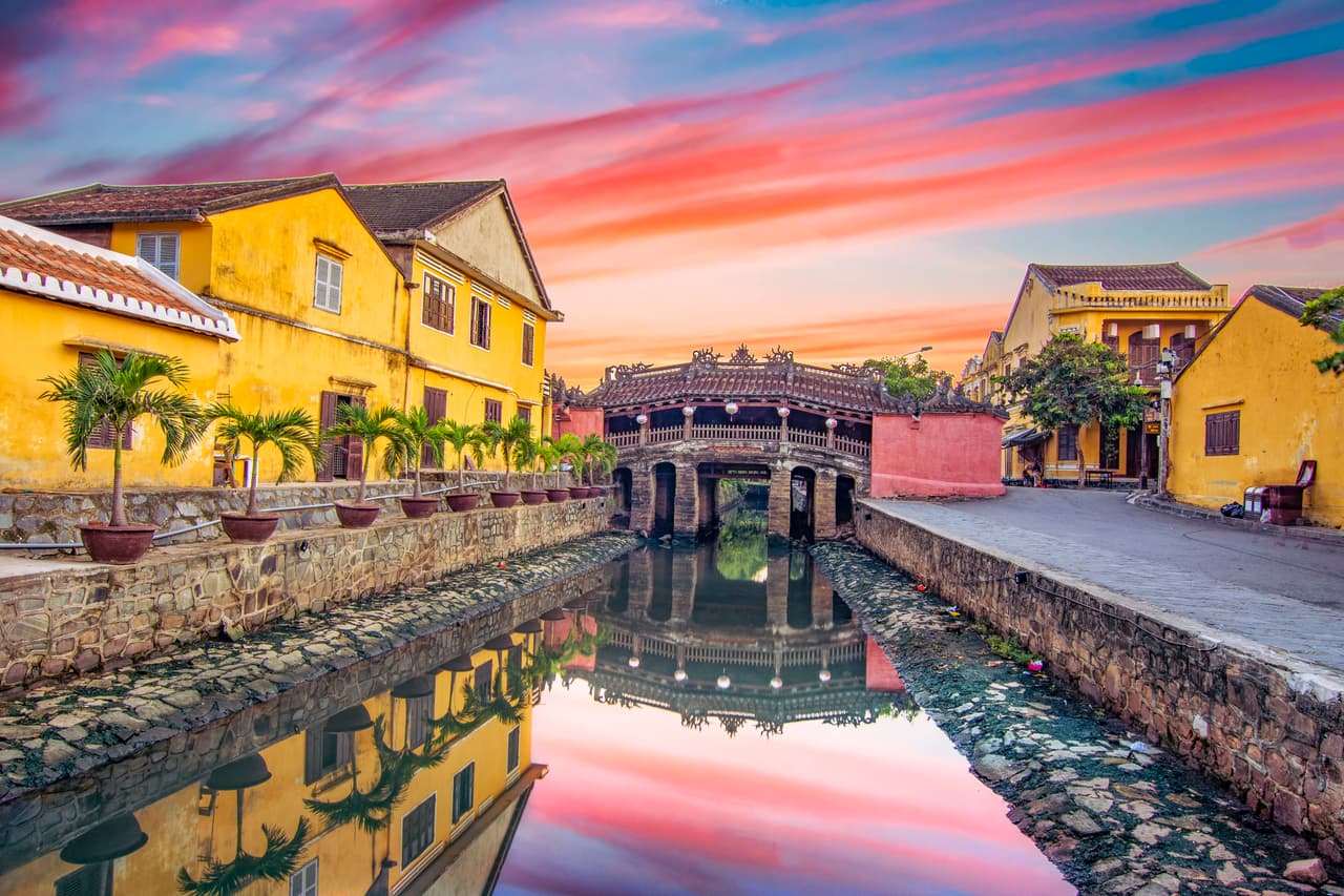 <b>Puesto 3: Hoi An, Vietnam. 90.52 puntos. </b>Es conocida por su bien conservada ciudad antigua, atravesada por canales. Su arquitectura tiene una mezcla de épocas y estilos, desde casas de madera chinas hasta coloridos edificios coloniales franceses.