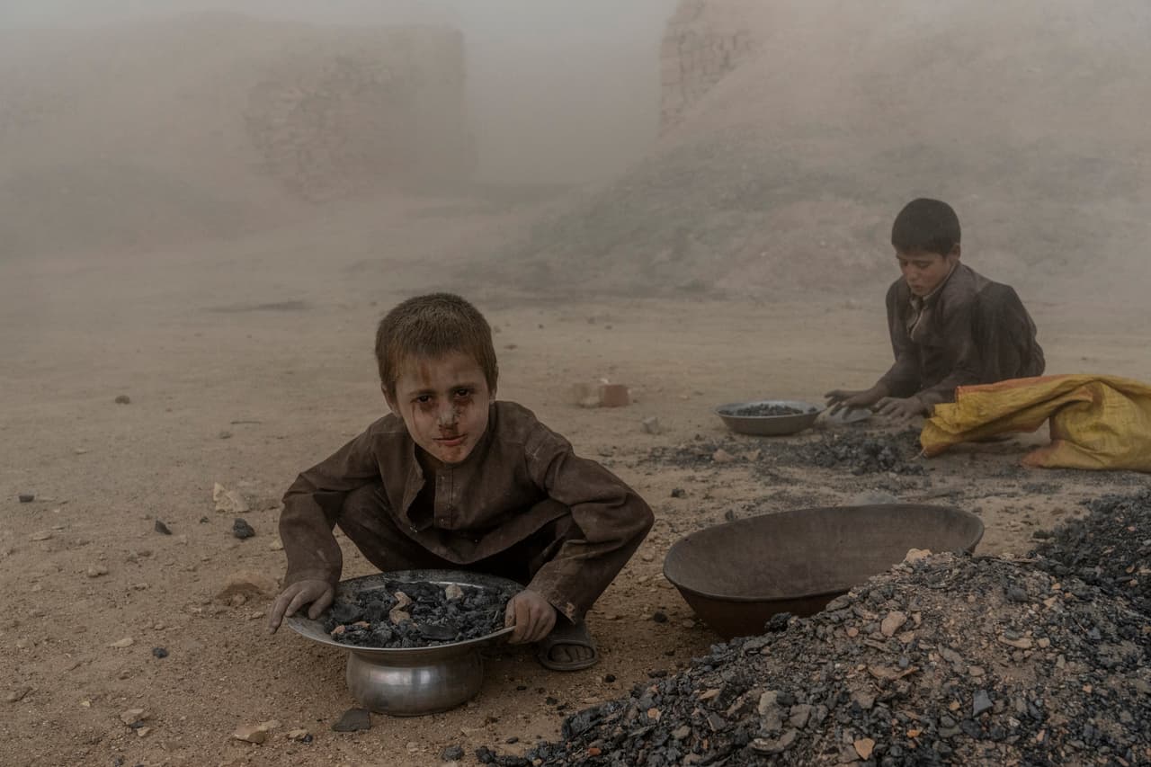 En la carretera al norte de 
<a href="https://www.univision.com/temas/kabul">Kabul, capital del país,</a> hay fábricas de ladrillos en donde 
<b>las condiciones de trabajo, en medio de zonas polvorientas y hornos, son difíciles incluso para los adultos. </b>
<br>
<br>Pero, en 
<b>casi todos, los trabajadores son niños de hasta cuatro o cinco años</b> que hacen la dura tarea junto a sus familias desde temprano en la mañana hasta el anochecer en pleno verano.