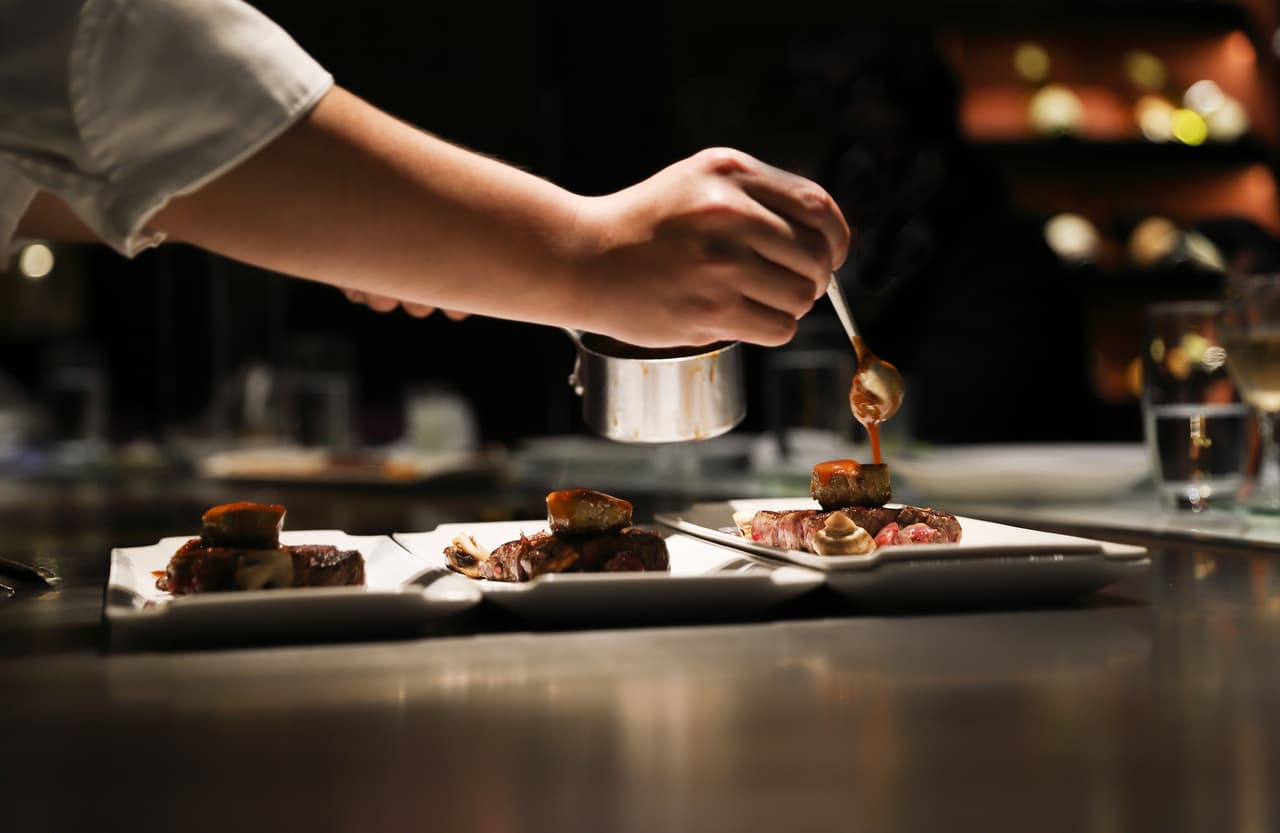 <h3 class="cms-H3-H3">18. 'Catering' y otros servicios de alimentación</h3>
<br>
<br>⚒️ Incremento en el salario por hora en el último año: +14.3%
<br>
<br>⚒️ Salario por hora promedio, agosto de 2022: $25.24
<br>
<br>⚒️ Salario por hora promedio, agosto de 2021: $22.09
<br>
